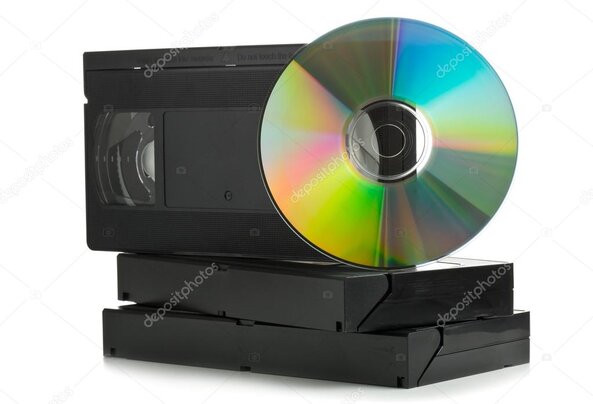 Pile di VHS, DVD e Blu-ray affiancate su un tavolo