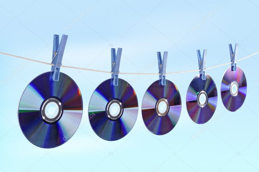 DVD usati impilati con le copertine visibili