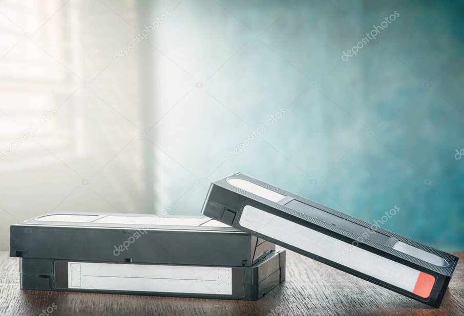 Pile di videocassette VHS usate su uno scaffale