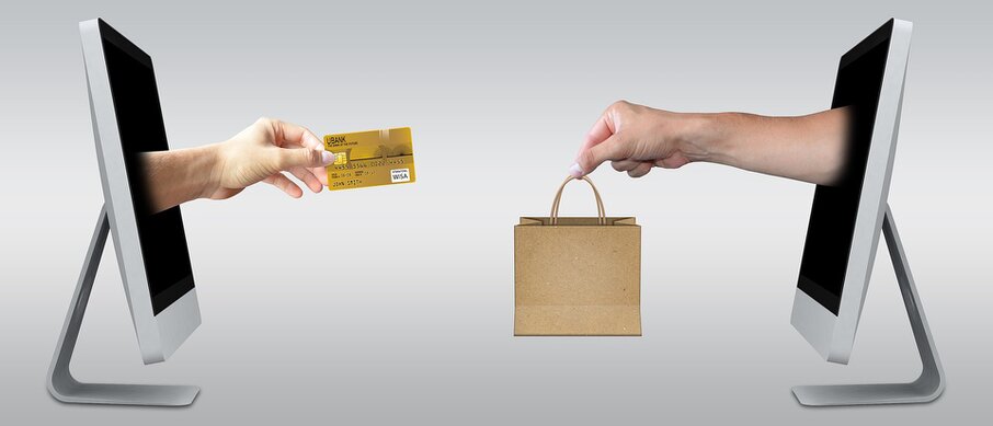 Cliente che consegna film usati al bancone di un negozio
